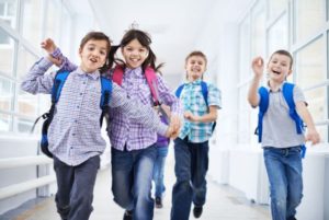 rõõmsad lapsed soojas koridoris